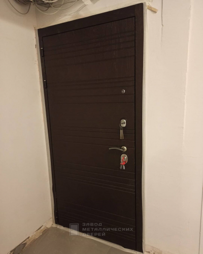 Тёмная стальная дверь с панелями МДФ в квартиру №70