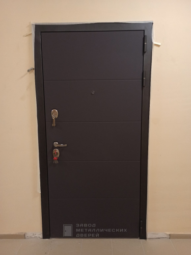 Тёмная входная дверь с МДФ ПВХ в квартиру №35